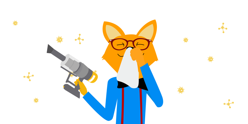 Der Smart-Home-Fox hält sich ein Taschentuch vor die Nase und saugt mit einem Akkustaubsauger die Allergene ein